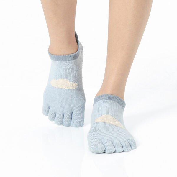 Fluffy Sky White Grip Socks – Thumb Toe 3 | Thumb Toe
