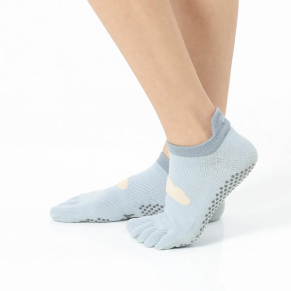 Fluffy Sky White Grip Socks – Thumb Toe 7 | Thumb Toe